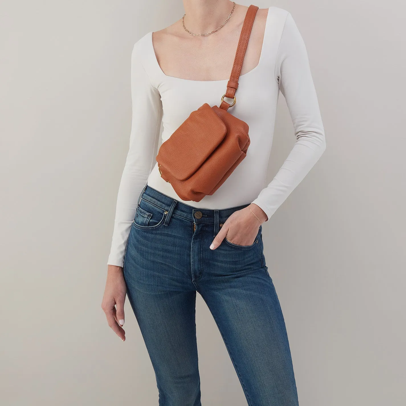 Harley Crossbody Sling In Pebbled Leather - Warm Honey